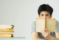 Ragazzo legge un libro