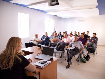 Primo piano, una lezione in aula polifunzionale