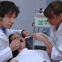 Assistente alla poltrona di studio odontoiatrico